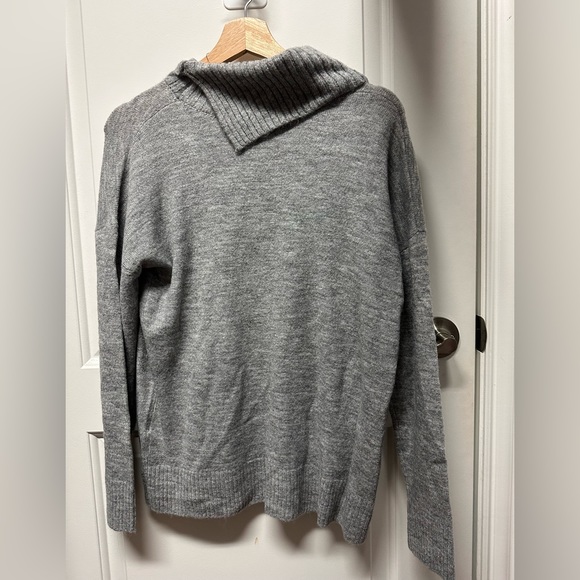 Banana Republic Cozy Turtleneck Sweater size Small Petite - Picture 2 of 3